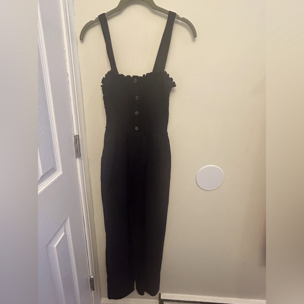 black jumpsuit with tan buttons

✨bundle 3 for 30 * on any of these items ✨